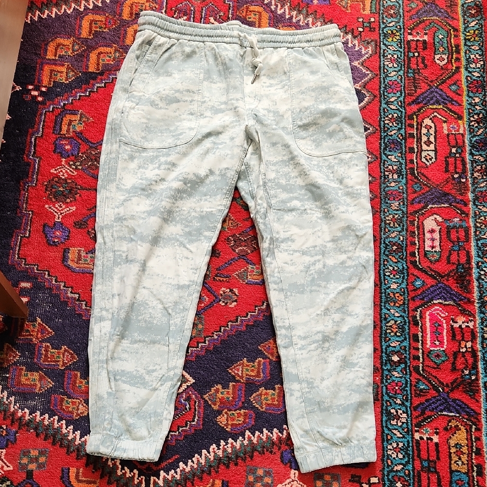 L ATHLETA Light Camouflage Drawstring Joggers